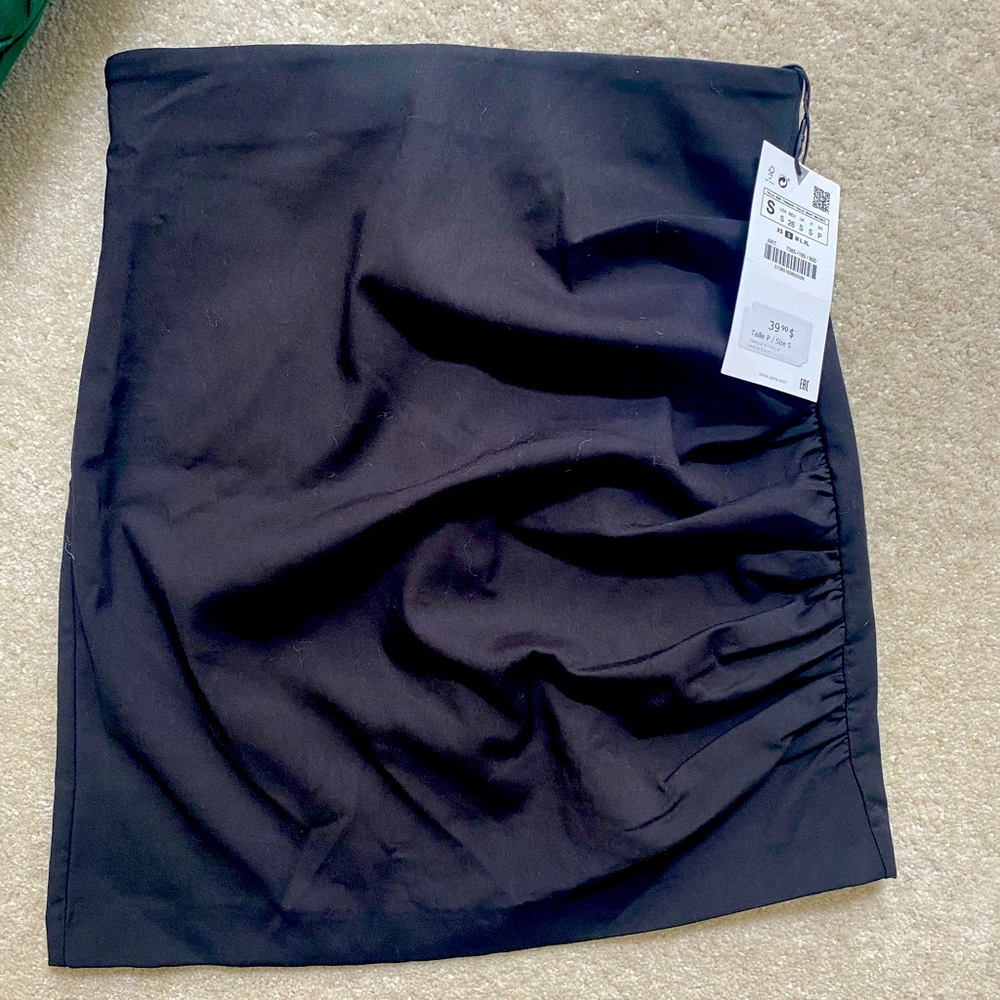 Black mini skirt with side ruching